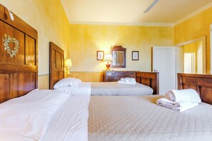 2 slaapkamers, een strijkplank/strijkijzer, reisbedje, gratis wifi