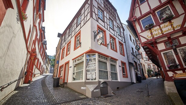Un bâtiment européen de style traditionnel, avec une enseigne indiquant qu’il s’agit d’un restaurant.