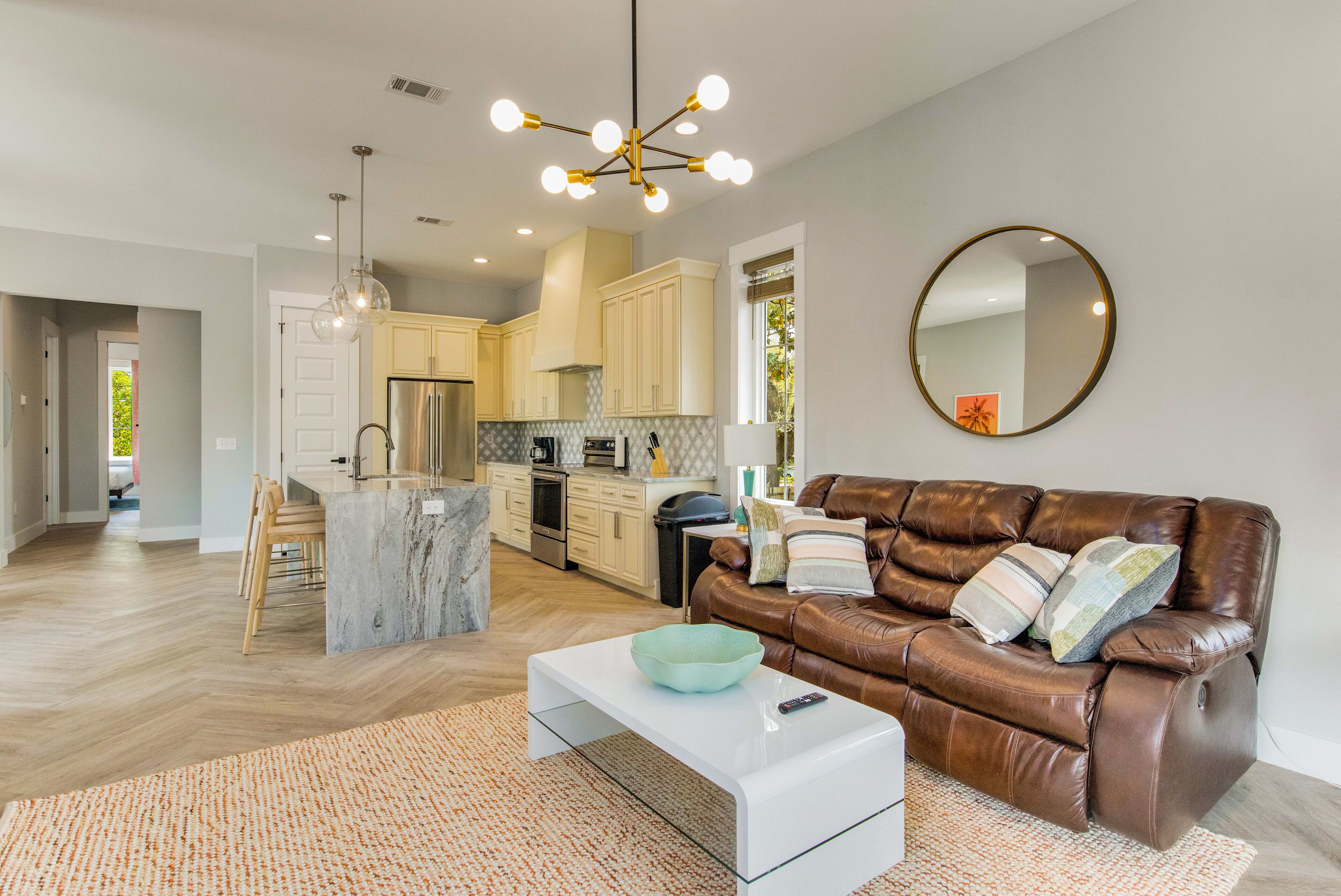 Kaylee's Place - 2 King Beds | Modern | Balcony and Lanai