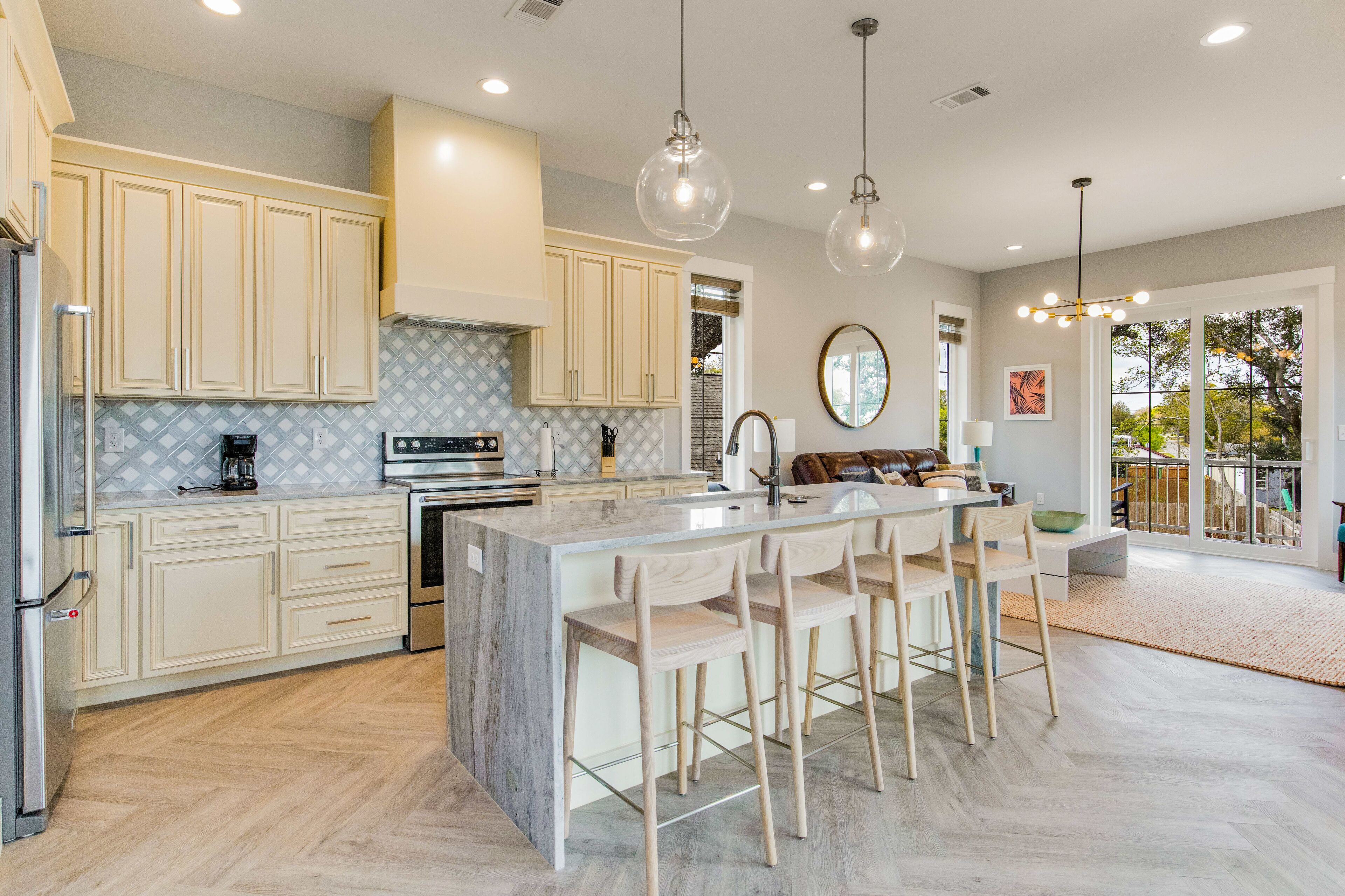 Kaylee's Place - 2 King Beds | Modern | Balcony and Lanai