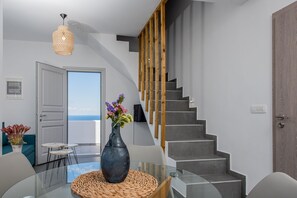 One-Bedroom Suite with Private Hot Tub | 専用キッチン | 小型冷蔵庫、コンロ、電気ポット