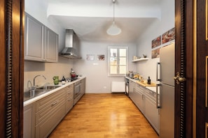 Coffee/tea maker, fridge, microwave, oven