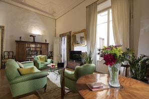 Smart TV, books, stereo