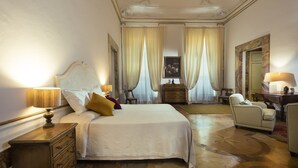 4 bedrooms, in-room safe, desk, iron/ironing board - Magnificent 4-bedroom apartment in Florence's historic center (Firenze)