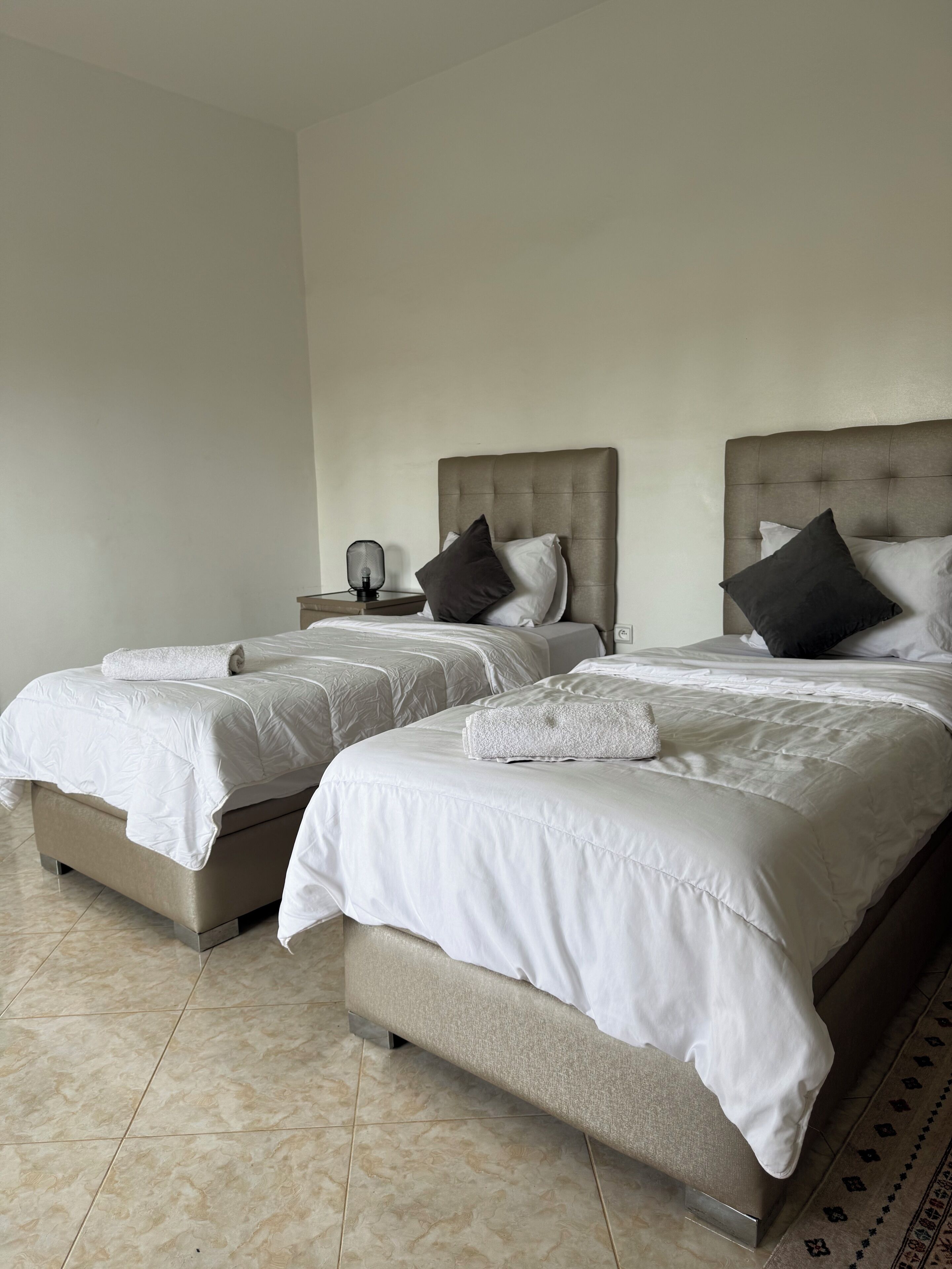 5 habitaciones, tabla de planchar con plancha y cuna de viaje 