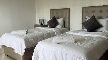 5 habitaciones, tabla de planchar con plancha y cuna de viaje