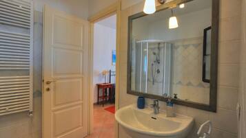 Doccia, asciugacapelli, bidet, asciugamani