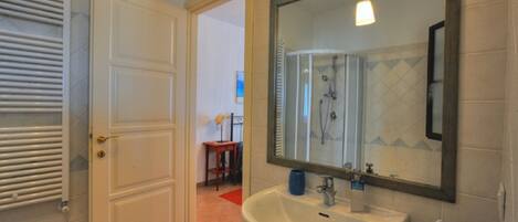 Douche, sèche-cheveux, serviettes fournies