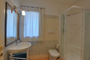 Dusche, Haartrockner, Bidet, Handtücher