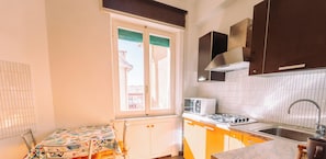 Kühlschrank, Mikrowelle, Ofen, Geschirrspüler