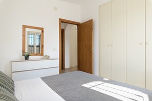 3 makuuhuonetta, silitysrauta/-lauta, vuodevaatteet