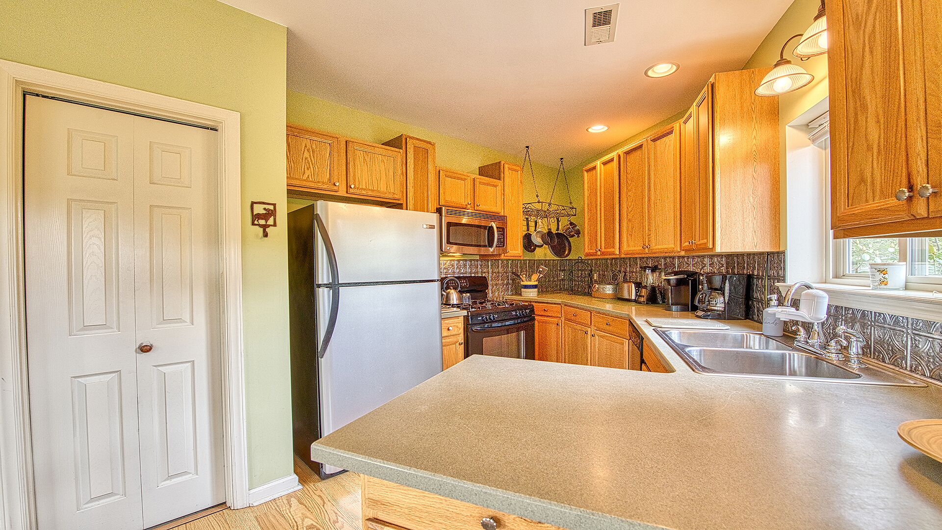 Privacy, Views, Wifi, Foosball & More! 5 minutes to downtown Maggie!