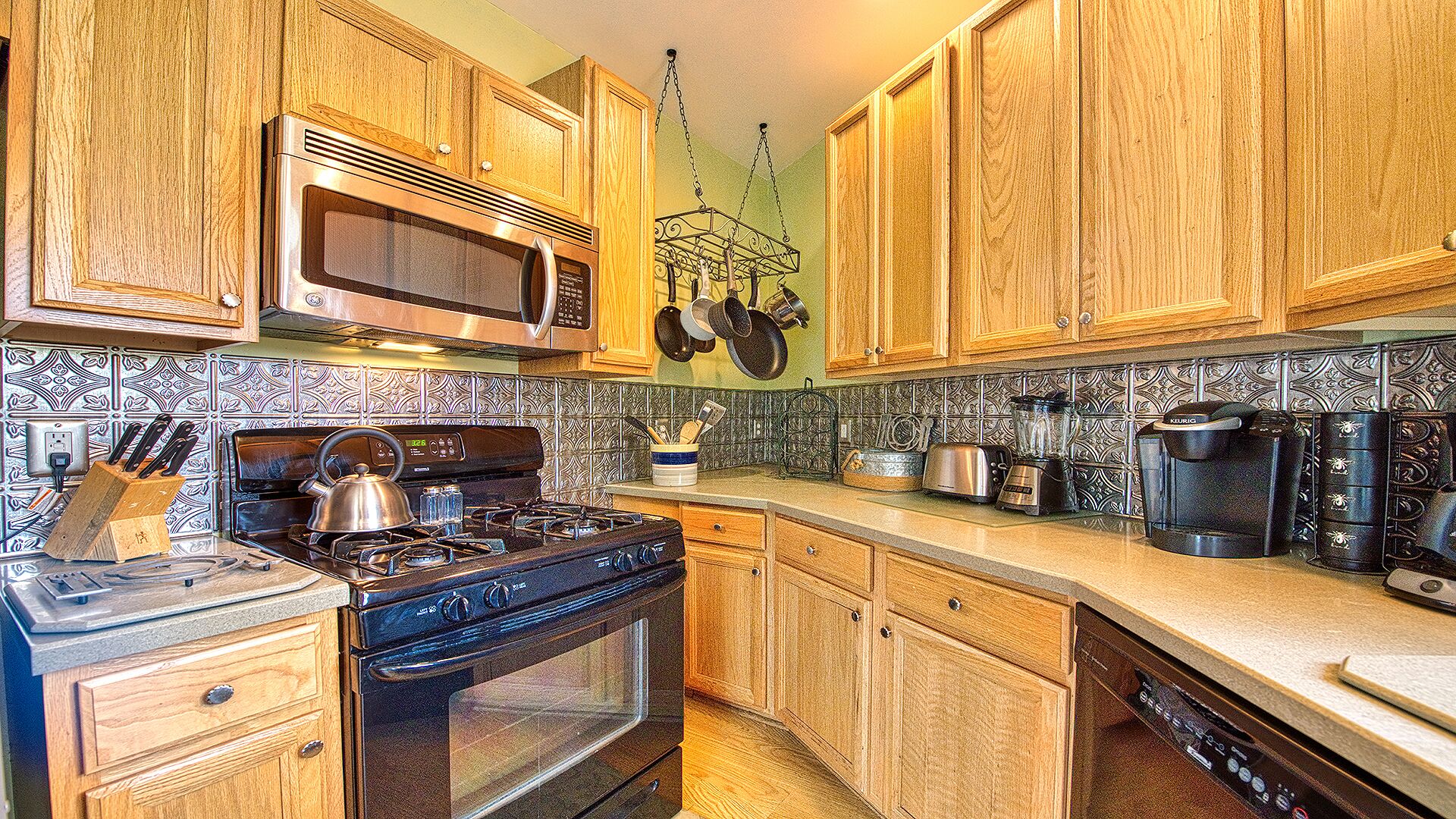 Privacy, Views, Wifi, Foosball & More! 5 minutes to downtown Maggie!