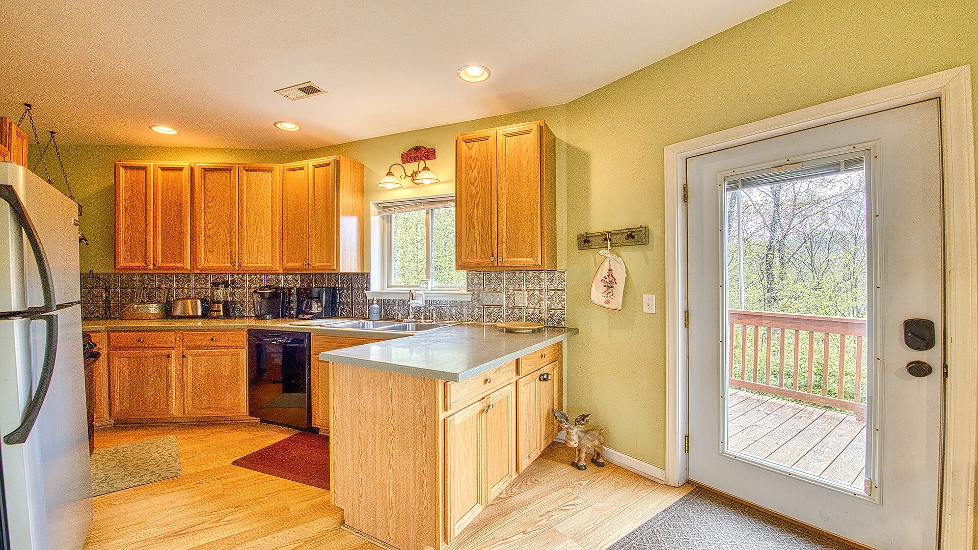 Privacy, Views, Wifi, Foosball & More! 5 minutes to downtown Maggie!