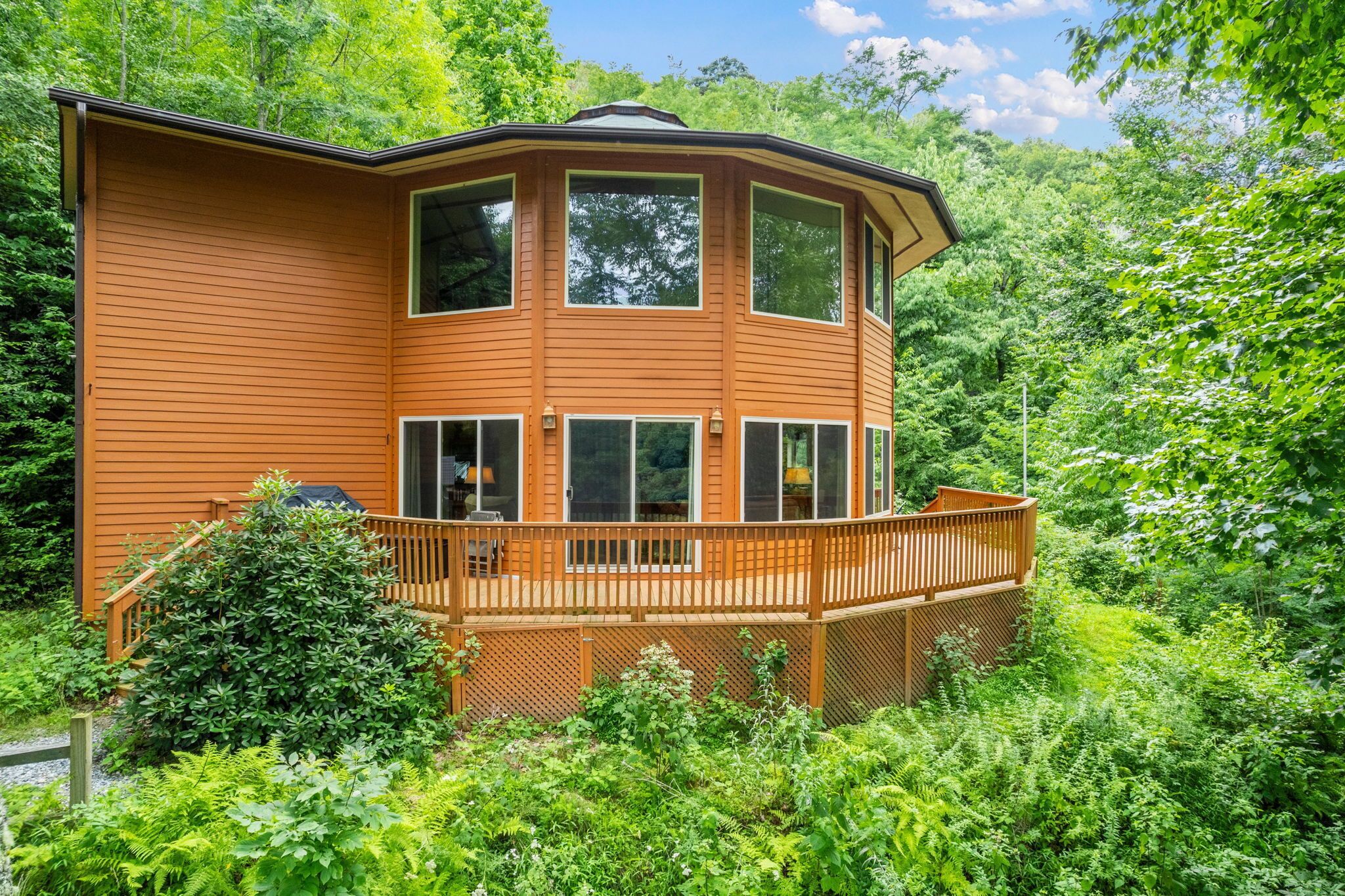 Privacy, Views, Wifi, Foosball & More! 5 minutes to downtown Maggie!