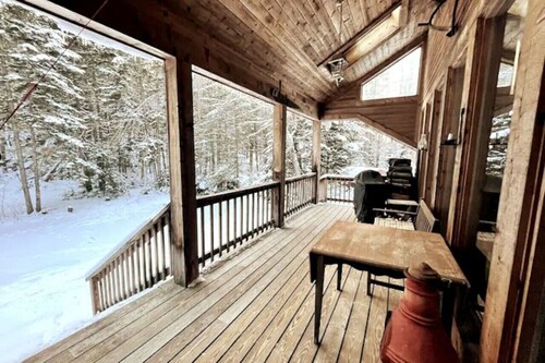 Chalet- Stream, A/C, Hot Tub, min to Lake and Ski