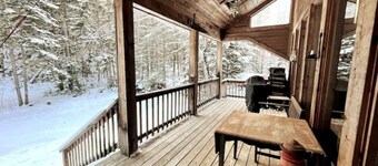 Chalet- Stream, A/C, Hot Tub, min to Lake and Ski