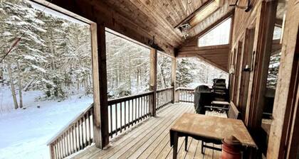 Chalet- Stream, A/C, Hot Tub, min to Lake and Ski