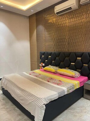 Free WiFi, bed sheets - Luxury Private Farmhouse (Sohna)