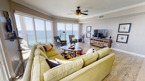 Televisión, reproductor de DVD y oficina 