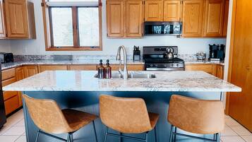 Kylskåp, mikrovågsugn, ugn och spishäll