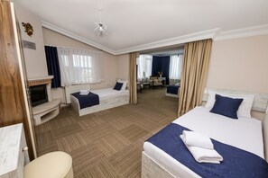 Suite estudio Grand, varias camas, para fumadores, vista al mar | Ropa de cama de alta calidad, minibar, escritorio y wifi gratis