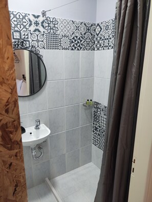 Dusj, hårføner, håndklær og såpe