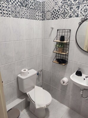 Dusj, hårføner, håndklær og såpe