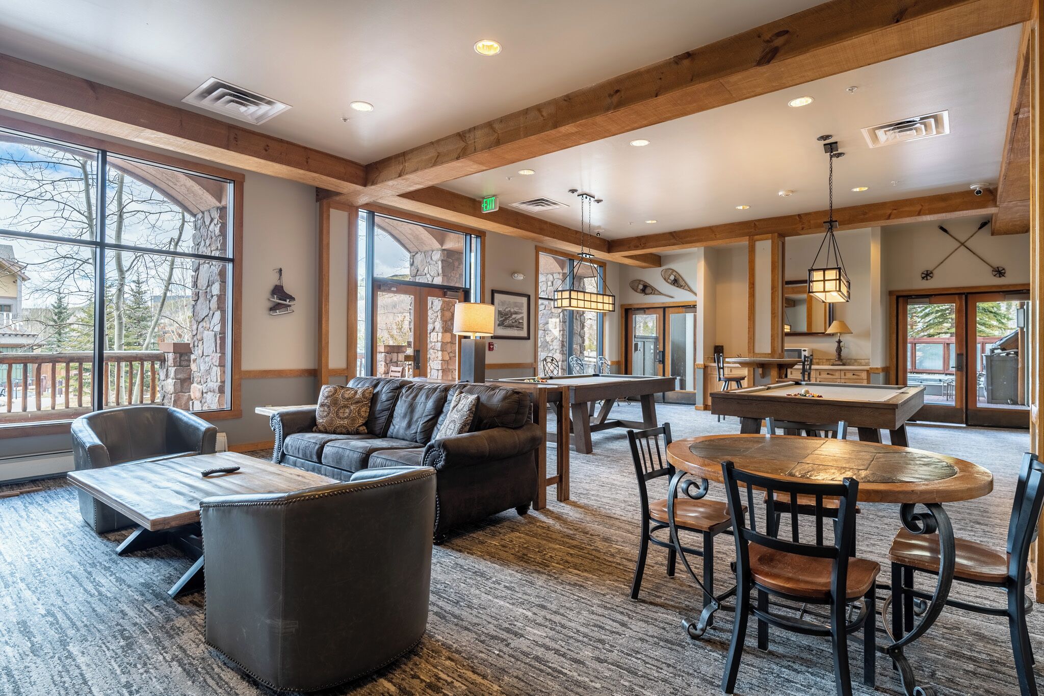 Een televisie en een open haard