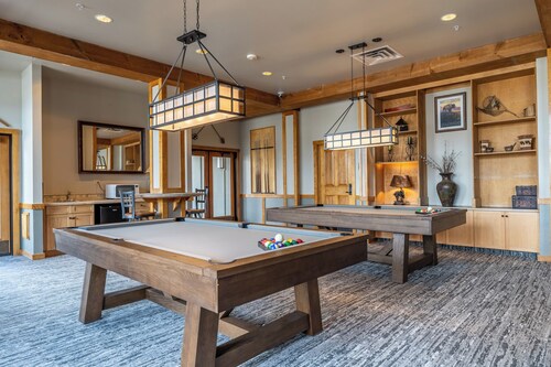 Close to gondola and short walk to shops and dining! Cozy Gas Fireplace