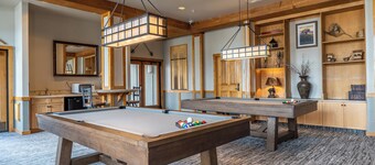 Close to gondola and short walk to shops and dining! Cozy Gas Fireplace