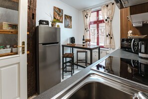 Réfrigérateur, micro-ondes, plaque de cuisson, lave-vaisselle