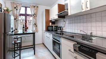Kühlschrank, Mikrowelle, Herdplatte, Geschirrspüler