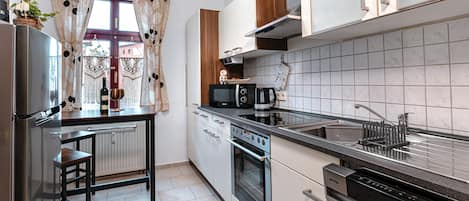 Réfrigérateur, four à micro-ondes, surface de cuisson, lave-vaisselle