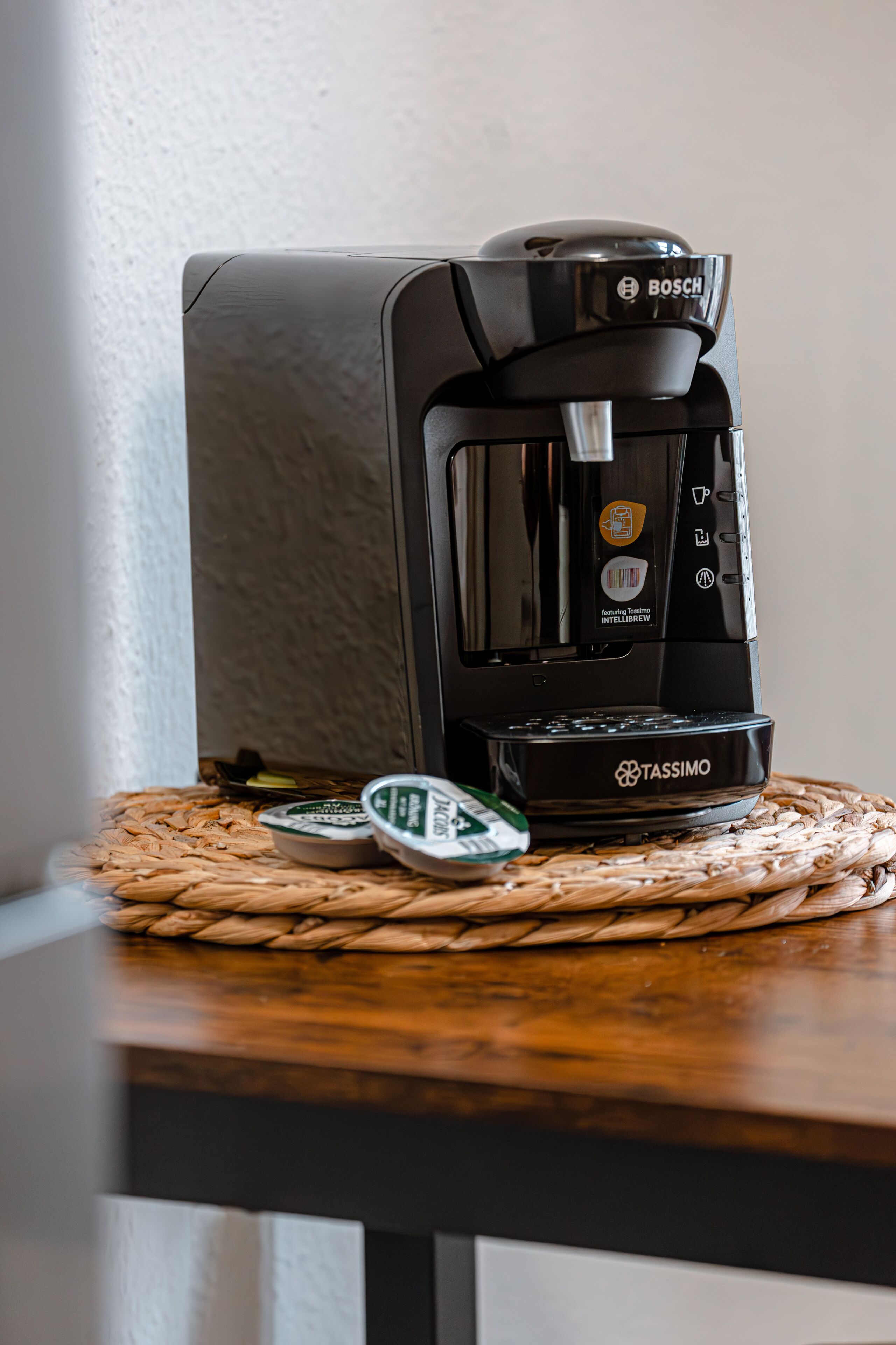 Eine Kaffeemaschine auf einer gewebten Unterlage.