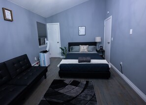 1 bedroom, desk, WiFi, bed sheets - Private Room, Bathroom & Parking. (East Hampton)