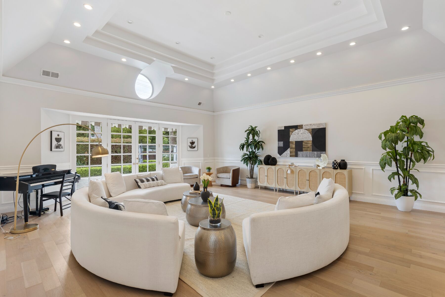 Gloria - Traditional Home with Contemporary Styling in the heart of Encino
