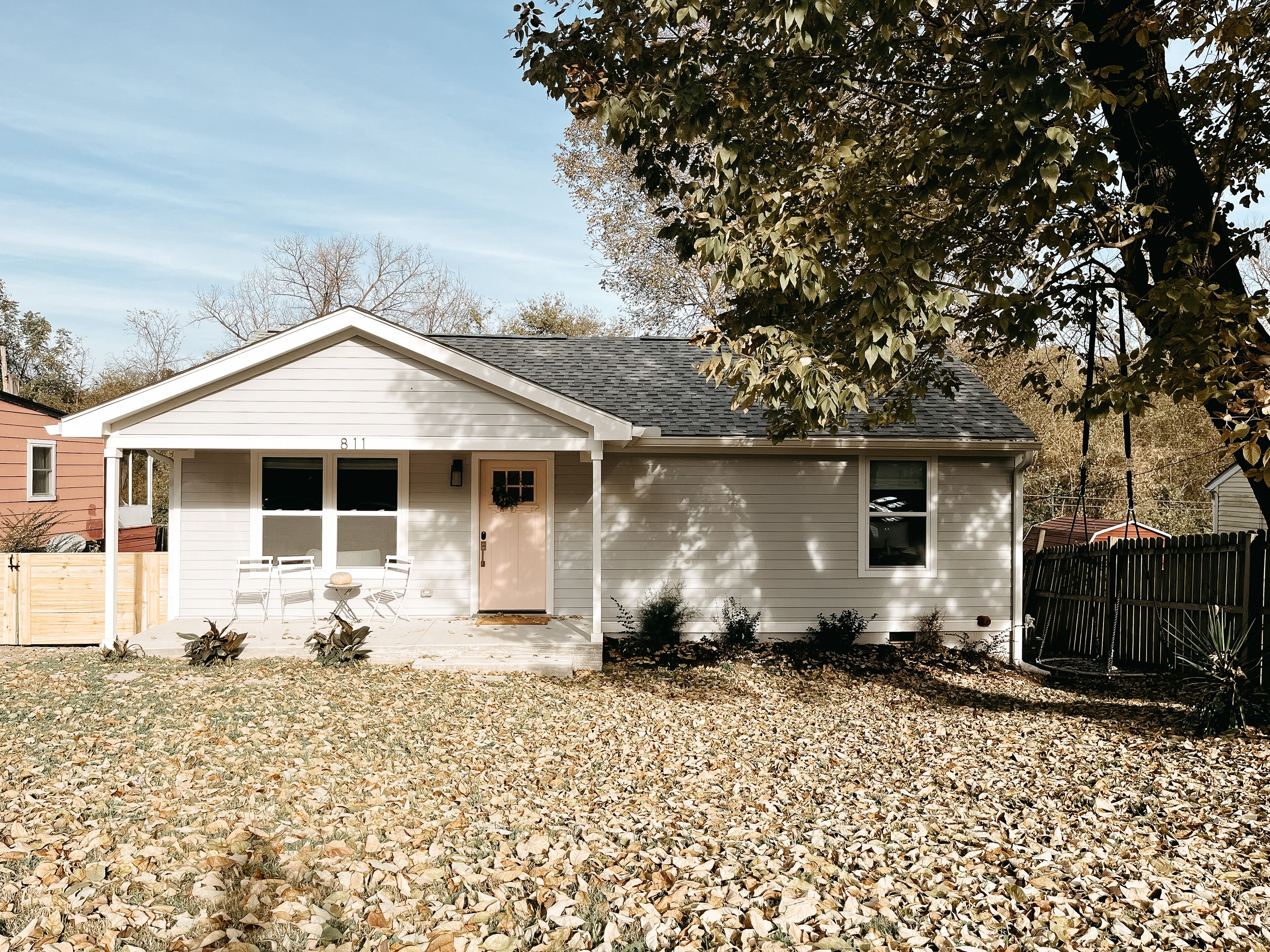 Close to Shelby Park! Charming Pink Door Cottage