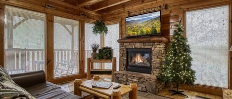 薄型テレビ、暖炉、テーブルサッカー台