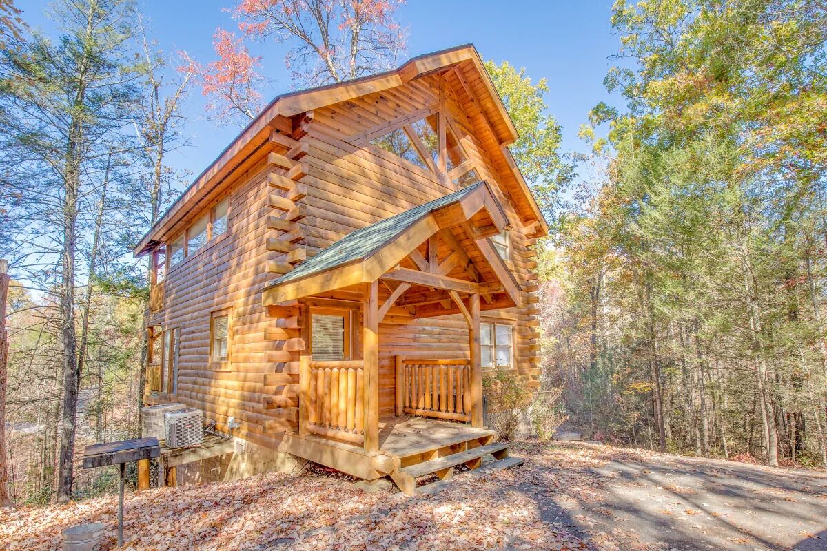 2 Bedroom Gatlinburg cabin with pool table, arcade, foosball and hot tub!