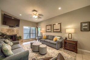 TV - Across from Schlitterbahn! Walk to Downtown New Braunfels! (New Braunfels)