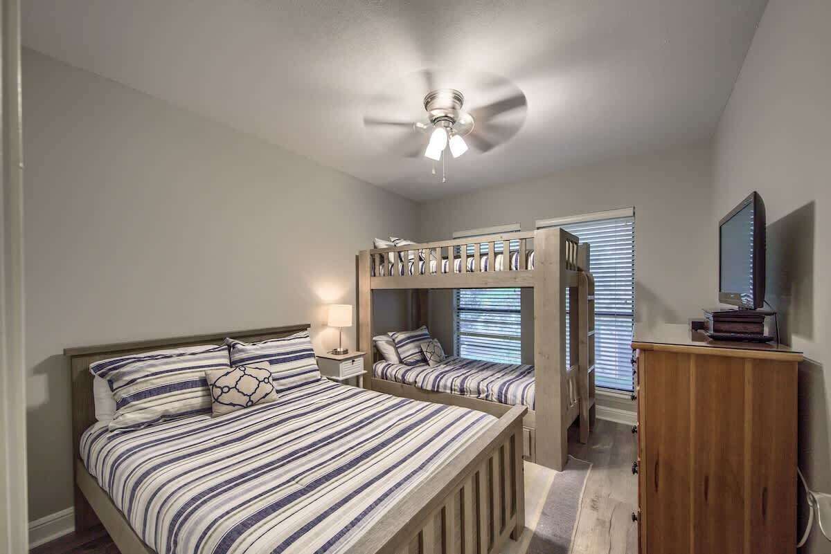 3 habitaciones, tabla de planchar con plancha, wifi y ropa de cama 