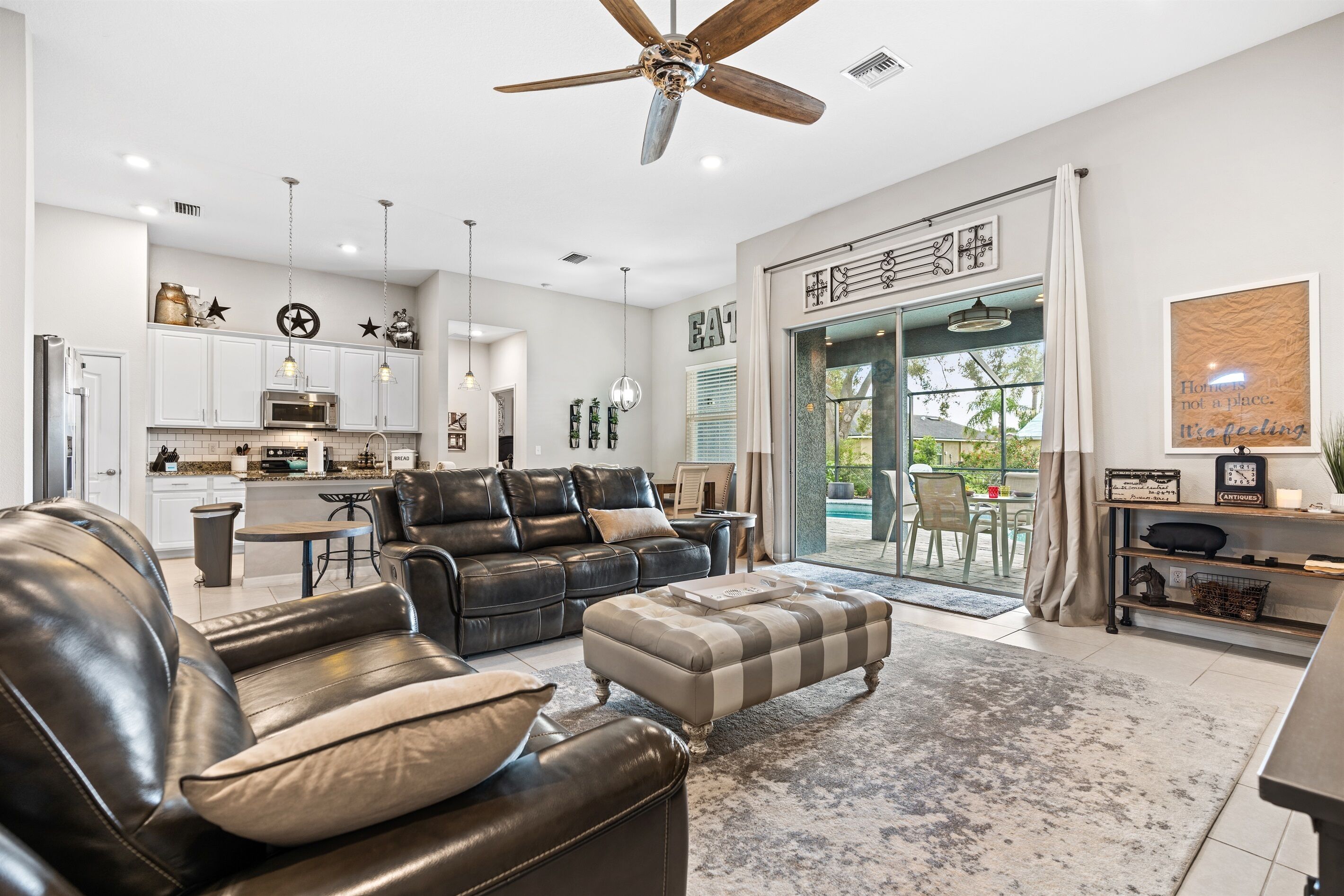 Smart TV, libros, impresora