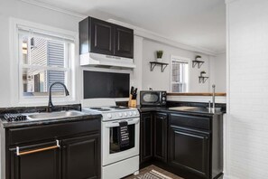 Fridge, microwave, oven, stovetop - *NEW Spooky Halloween 2BR|Downtown|Parking (Salem)