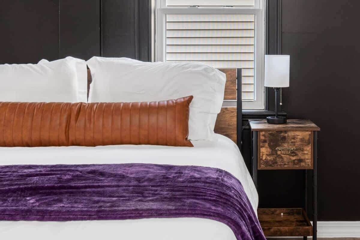 2 habitaciones, escritorio y tabla de planchar con plancha 