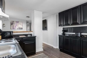 ثلاجة، ميكروويف، فرن، موقد طهي مسطح