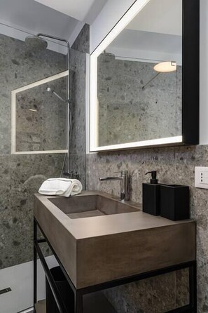 Shower, hair dryer, towels - SottoLoft Summary:<br>Ce (Milano)