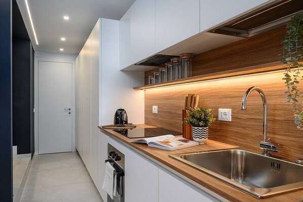 Fridge, oven, stovetop, dishwasher