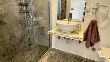 Shower, jetted bath, hair dryer, towels