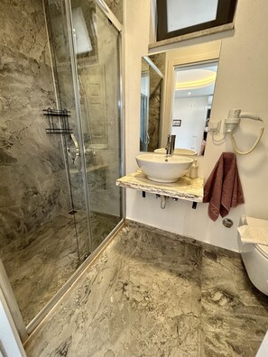 Douche, baignoire à jets, sèche-cheveux, serviettes fournies